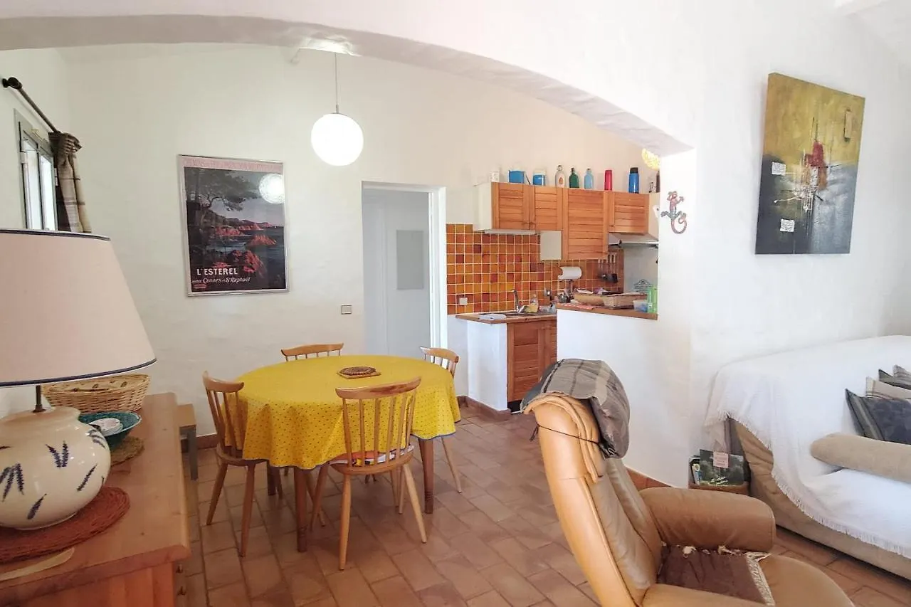 Spacious House With Pool Close To The Sea Saint-Raphaël 0*,  Frankrike