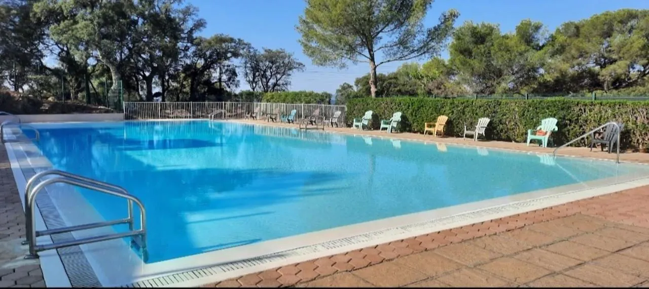 Semesterbostad Spacious House With Pool Close To The Sea Saint-Raphaël Frankrike